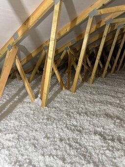 Fúkaná striekaná izolácia – účinné zateplenie bez neporiadku