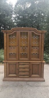 Rustikálny masívny priborník