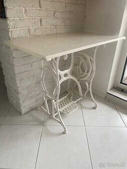 Biely stolík Singer