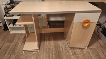 Darujem stoly a stoličky