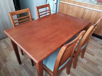 Jedálenský stôl so stoličkami