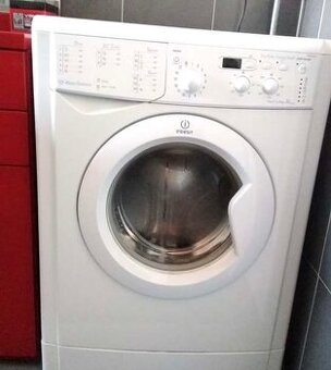 Automaticka pracka indesit