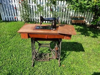 Starožitný šijací stroj