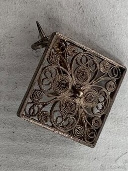 Starozitna strieborna filigrianska brosna