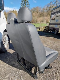 Opel Vivaro Renault Trafic Nissan primastar sedačku