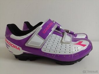 DIADORA