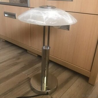 stolná lampa na dotyk