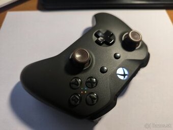 Xbox ovládač (nádych tmavozelenej)