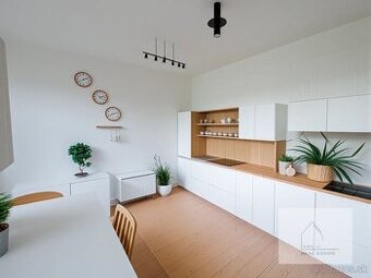 Predaj  rodinného domu s veľkým pozemkom pri Vrábľoch