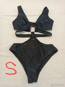 Celé čierne plavky so zlatým krúžkom.