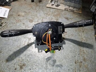 C3 - páčky pod volant.