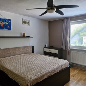 Predáme 3-izbový byt s balkónom, garážou a záhradkou v P.B.