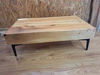 Drevený stolik so živicou