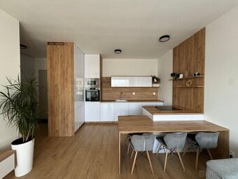 Luxusný smart byt s terasou a 2 garážami – Viladom Hurbanova