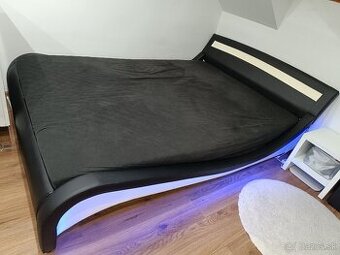 Podsvietená posteľ aj s matracom