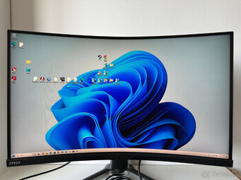 zakriveny lcd monitor