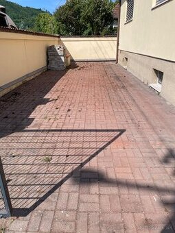 Čistenie zámkovej dlažby a striech