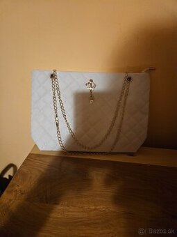 Biela kabelka na retiazke
