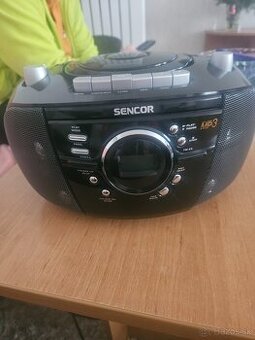 Rádiomagnetofón s CD