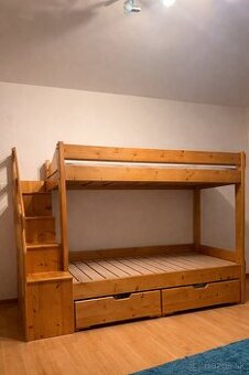 Masívna posteľ na mieru – poschodová s úložným priestorom