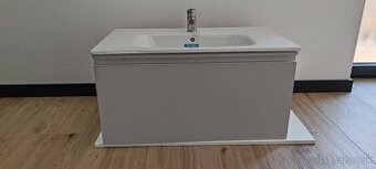 Šedá skrinka s umývadlom a bateriou