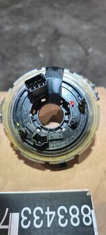 Audi A4 B7 snímač uhlu volantu( slimák )