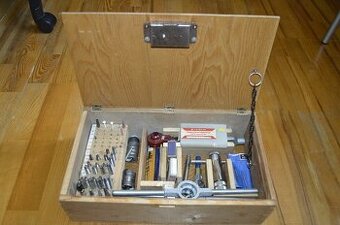 predam drevenu skrinku plnu zavitnikov