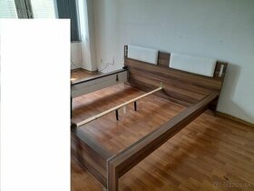 Zľava  Predám kvalitnú drevenú posteľ + 2 komody