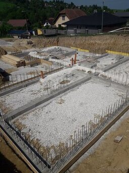 PRACOVNIK S PRAXOU - STAVEBNICTVO