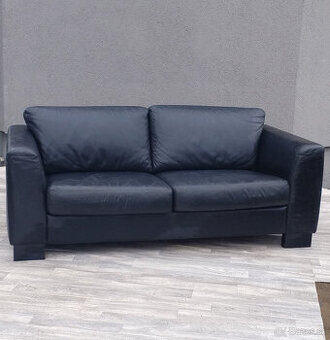 Pohovka čierna kožená.