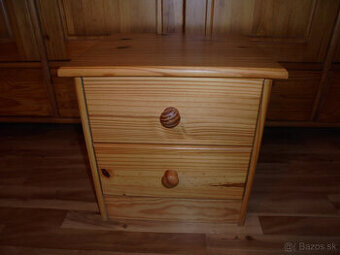 NOČNÉ STOLÍKY Z MASÍVU