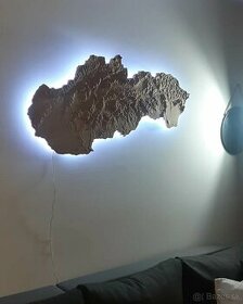 LED nástenná lampa, 3d reliéf  Slovenska frézovaný do dreva
