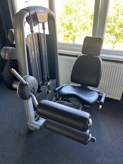 Technogym leg curl/ zakopavanie v sede