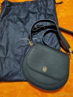 Minimálne nosená kabelka Tommy Hilfiger