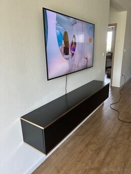 Závesná TV skrinka