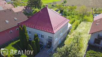 Ponúkame na predaj rodinný dom s garážou a veľkým pozemkom v