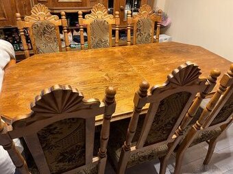 Predam masivny stol a stolicky