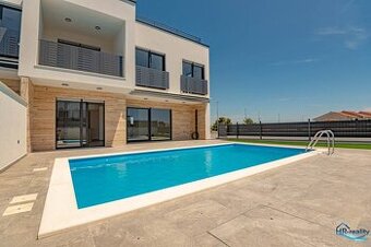 ☀Vodice(HR)-novopostavená vila, záhrada, bazén, výhľad na mo