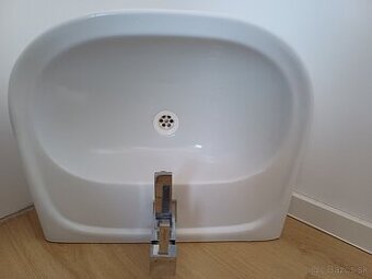 Umývadlo s batériou