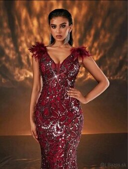 Burgundy šaty s perím