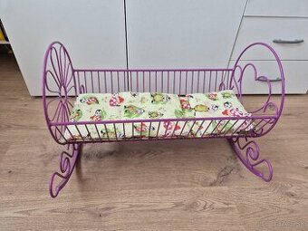 Kovová kolíska pre bábiku