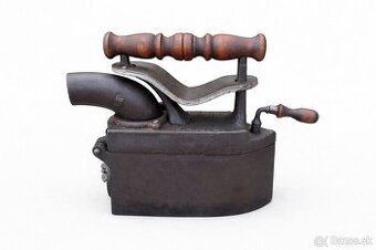 Masivní stará kominová žehlička značená D.R.G.M. DOPRAVA 0,-