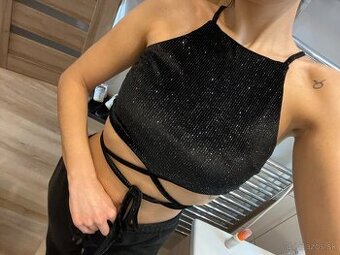 Missguided čierny trblietavý crop top so zaväzovaním