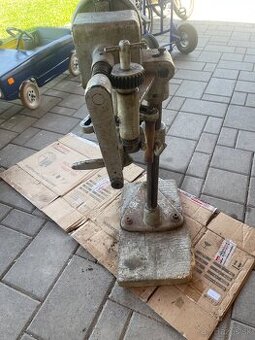 Stroj na zatváranie plechoviek