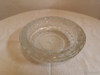 Sklenená miska na oriešky