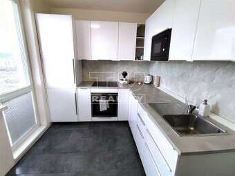 Predaj priestranného slnečného bytu s lodžiou aj...