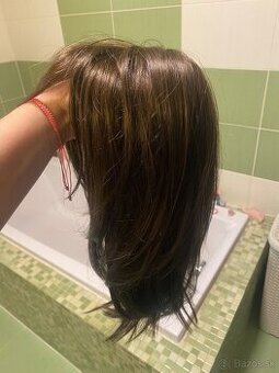 Nenosena parochňa z umelých vlasov