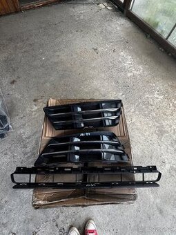 Audi A4 B9 2015- krytky nárazníka L+P a stredová