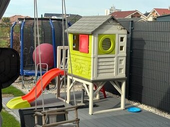 Smoby domček  na platforme so šmýkačkou