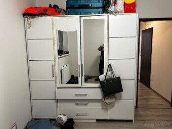 Velka skriňa so zrkadlami